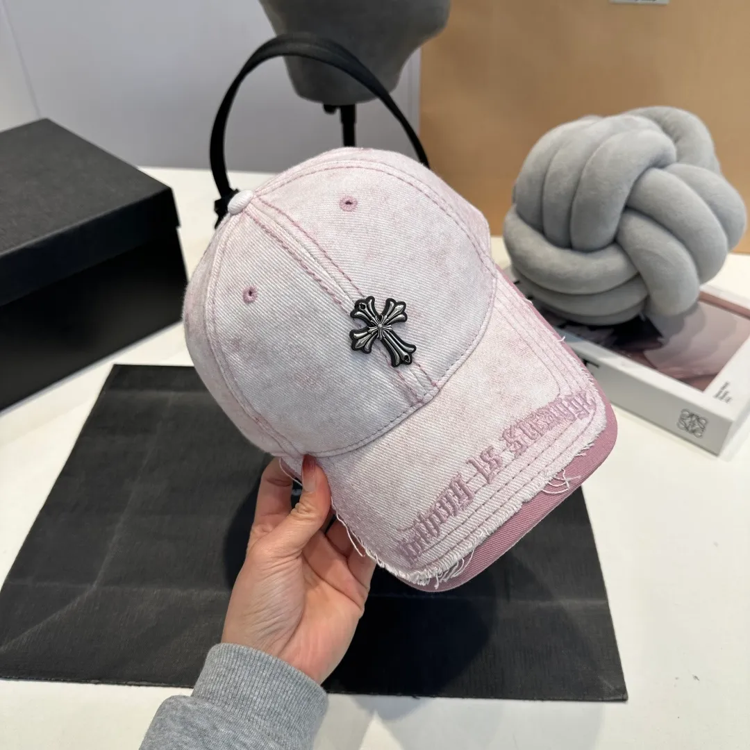 P60 Crow Heart 🆕🆕New baseball cap, stylish and classic cross logo, casual with a cool feeling, unisex style, same style for men and women! Very easy to match! Head circumference: 56-58cm is available
